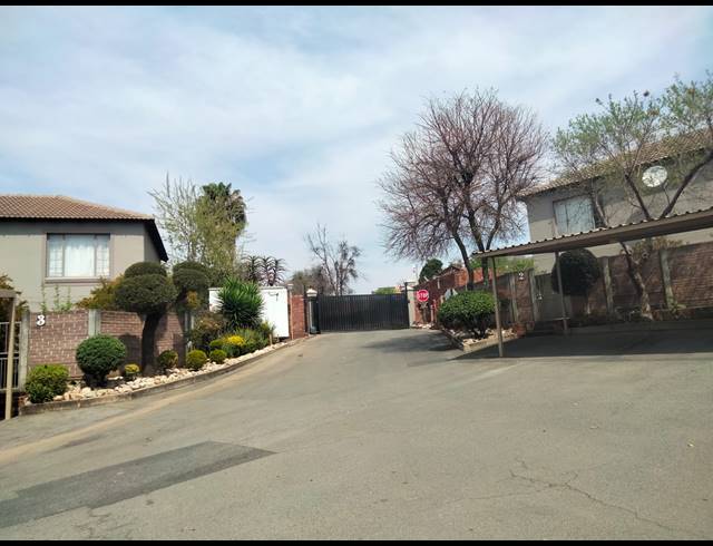 2 BEDROOM TOWNHOUSE FOR SALE IN SONNEGLANS